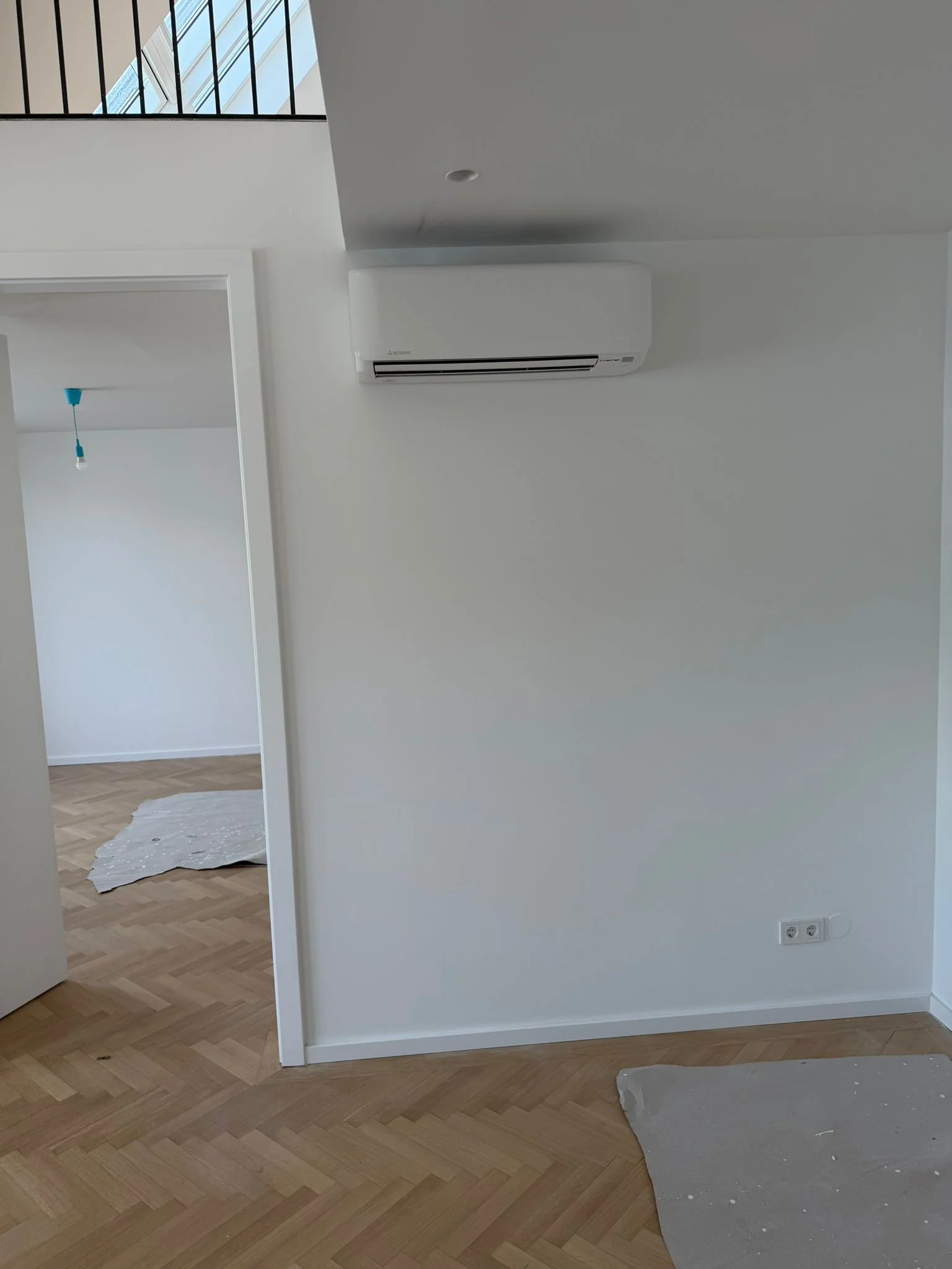 Zufriedener Kunde mit Klimaanlage im Wohnzimmer von Klimadealer