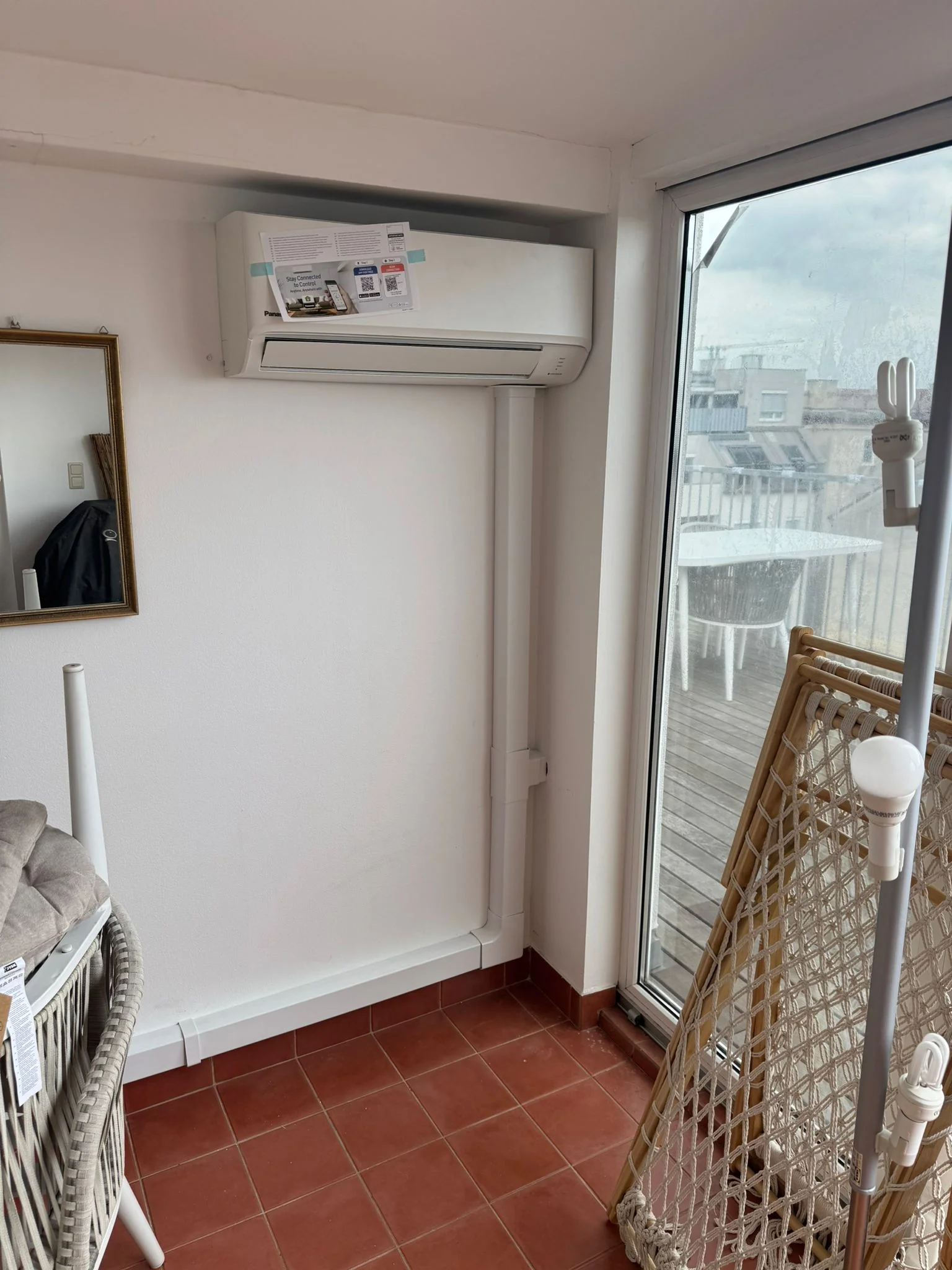 Zufriedener Kunde mit Klimaanlage im Wohnzimmer von Klimadealer