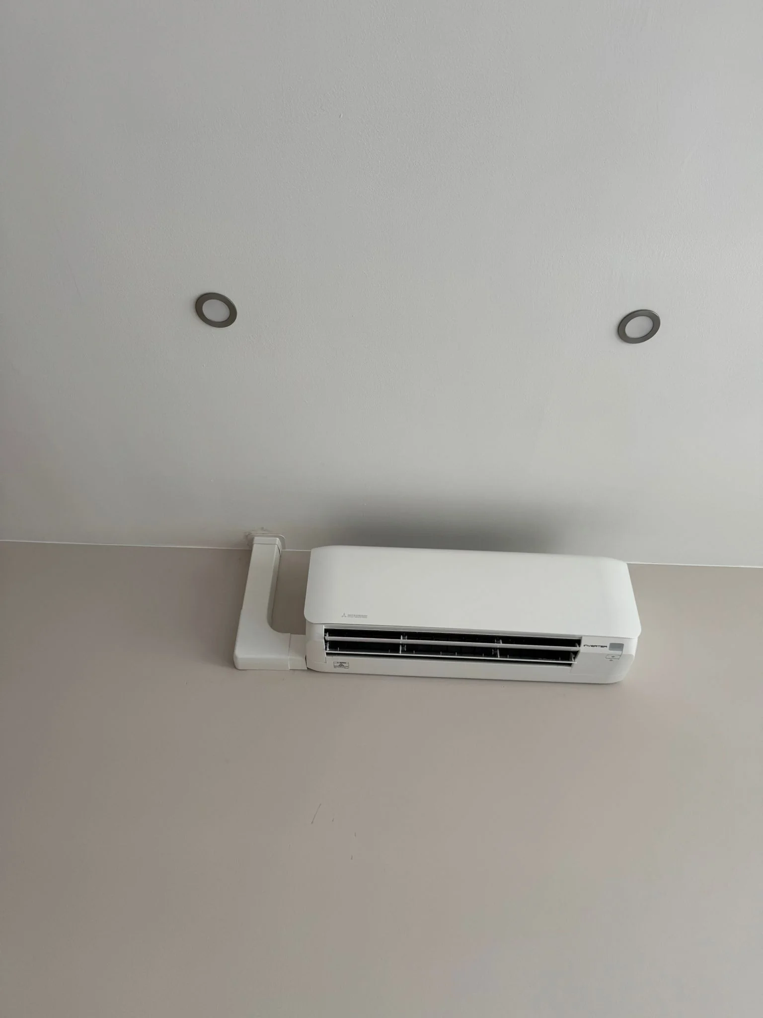 Zufriedener Kunde mit Klimaanlage im Kinderzimmer von Klimadealer