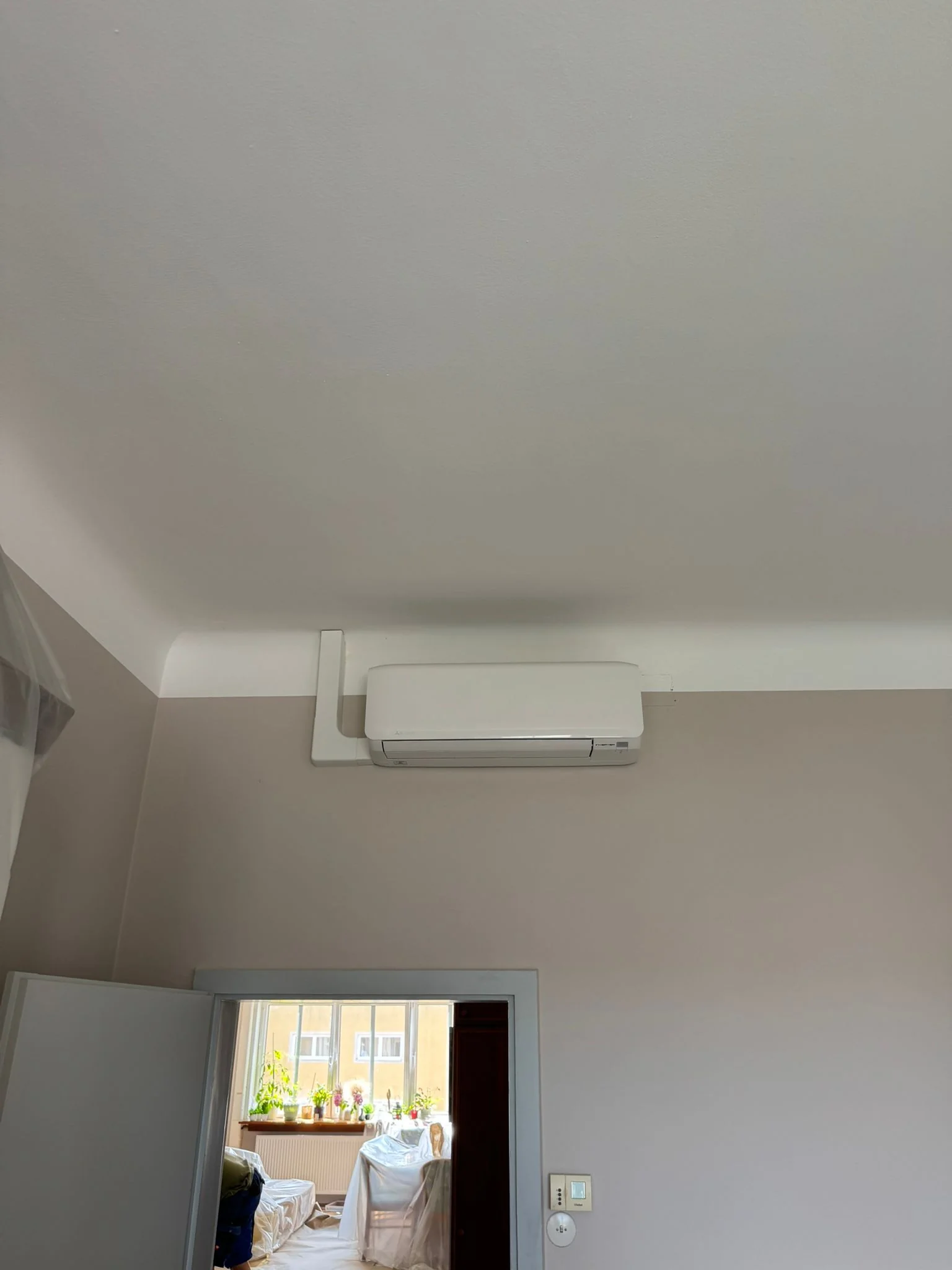 Zufriedener Kunde mit Klimaanlage im Kinderzimmer von Klimadealer