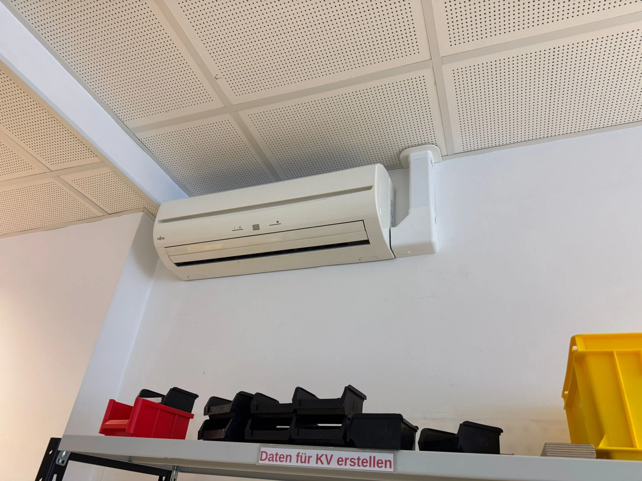 Zufriedener Kunde mit Klimaanlage im Lager von Klimadealer