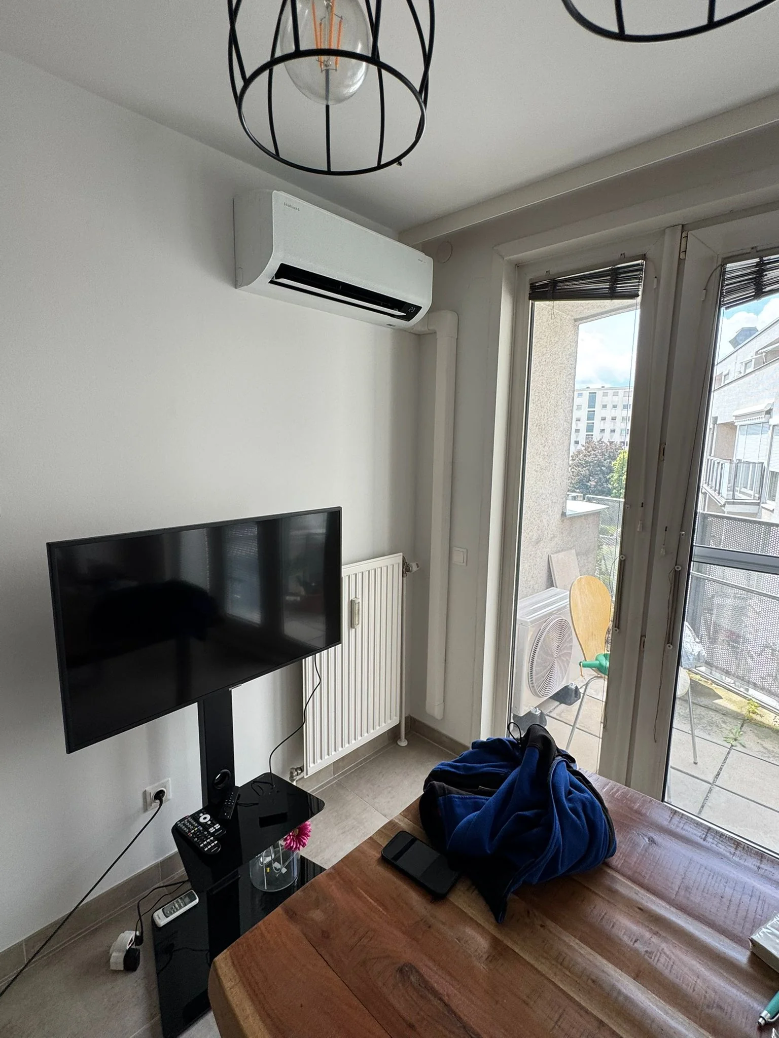 Zufriedener Kunde mit Klimaanlage im Esszimmer von Klimadealer
