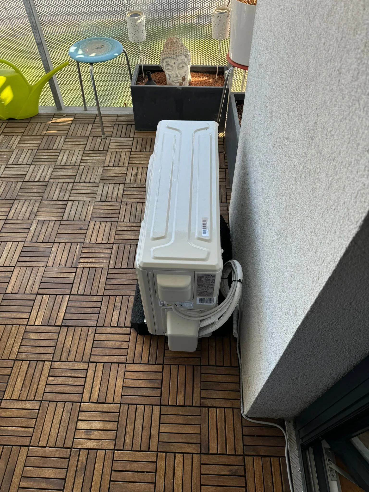 Zufriedener Kunde mit Klimaanlage Außengerät Loggia von Klimadealer