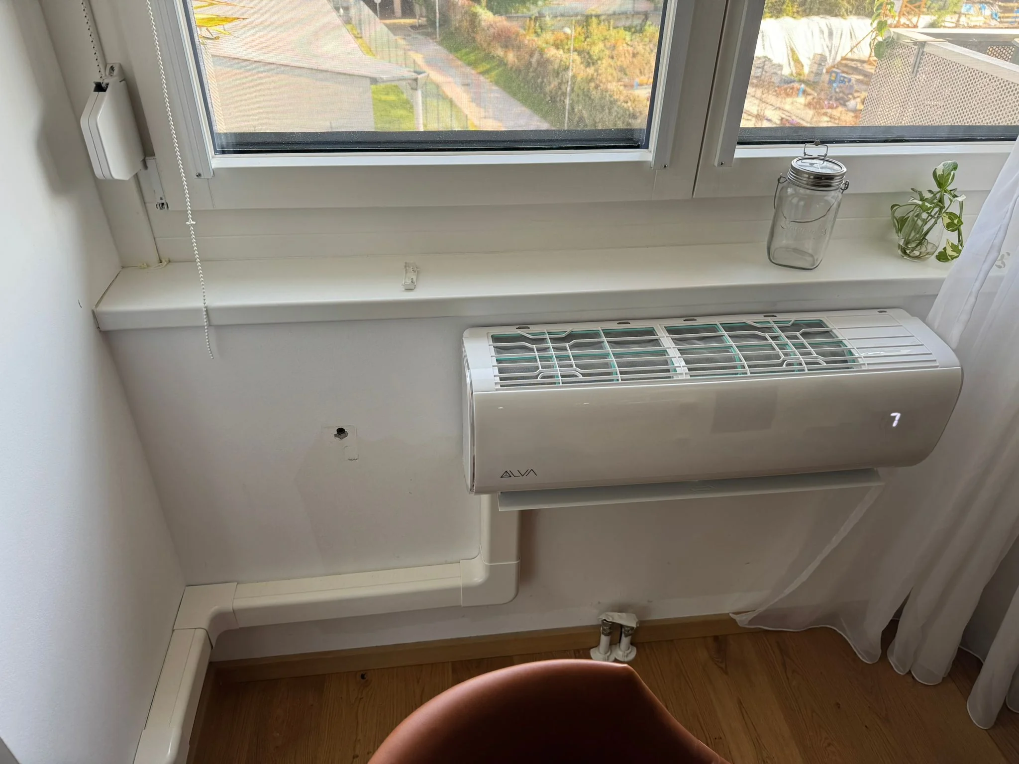 Zufriedener Kunde mit Klimaanlage im Wohnzimmer von Klimadealer
