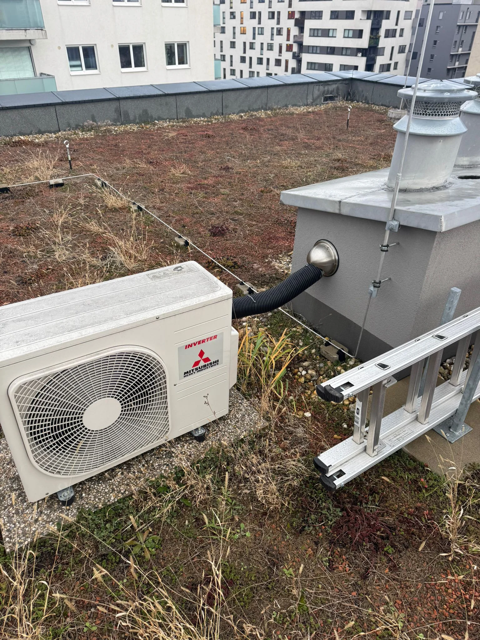 Zufriedener Kunde mit Klimaanlage Außengerät Mitsubishi von Klimadealer