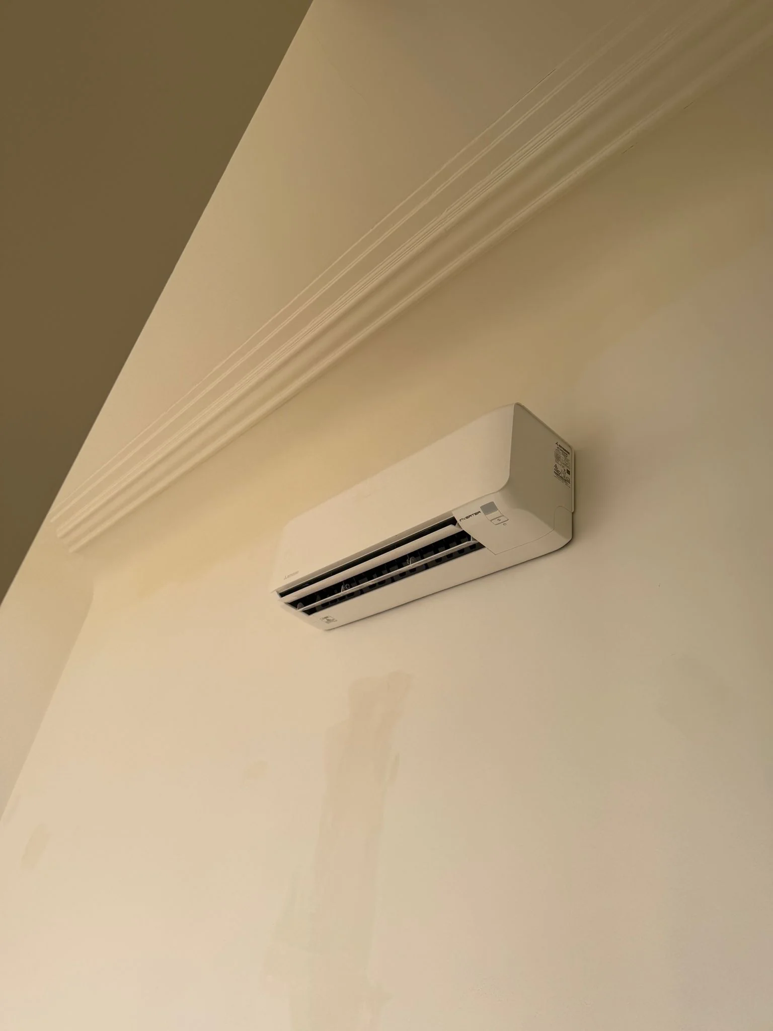 Zufriedener Kunde mit Klimaanlage im Schlafzimmer von Klimadealer