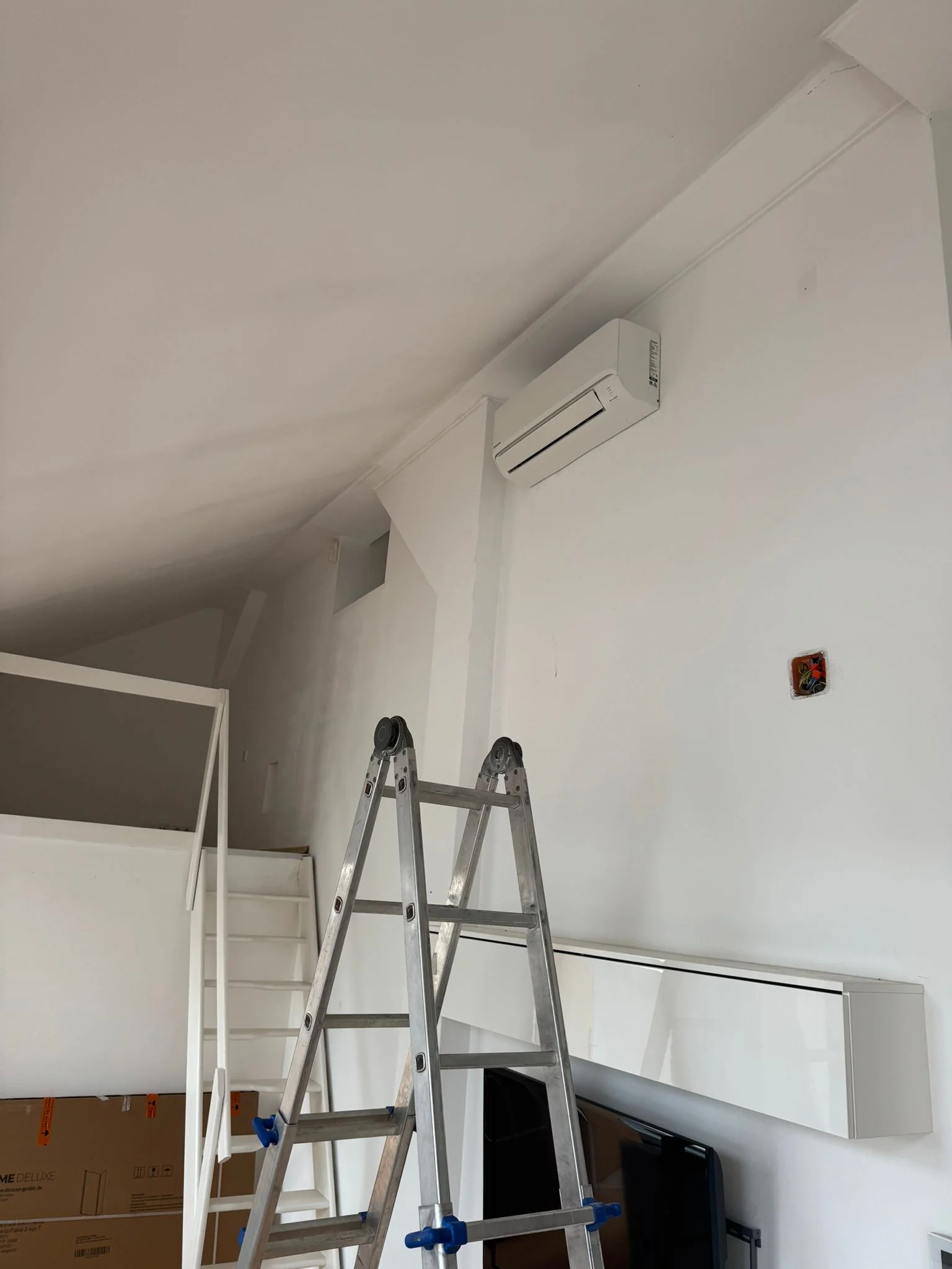 Zufriedener Kunde mit Klimaanlage im Wohnzimmer von Klimadealer