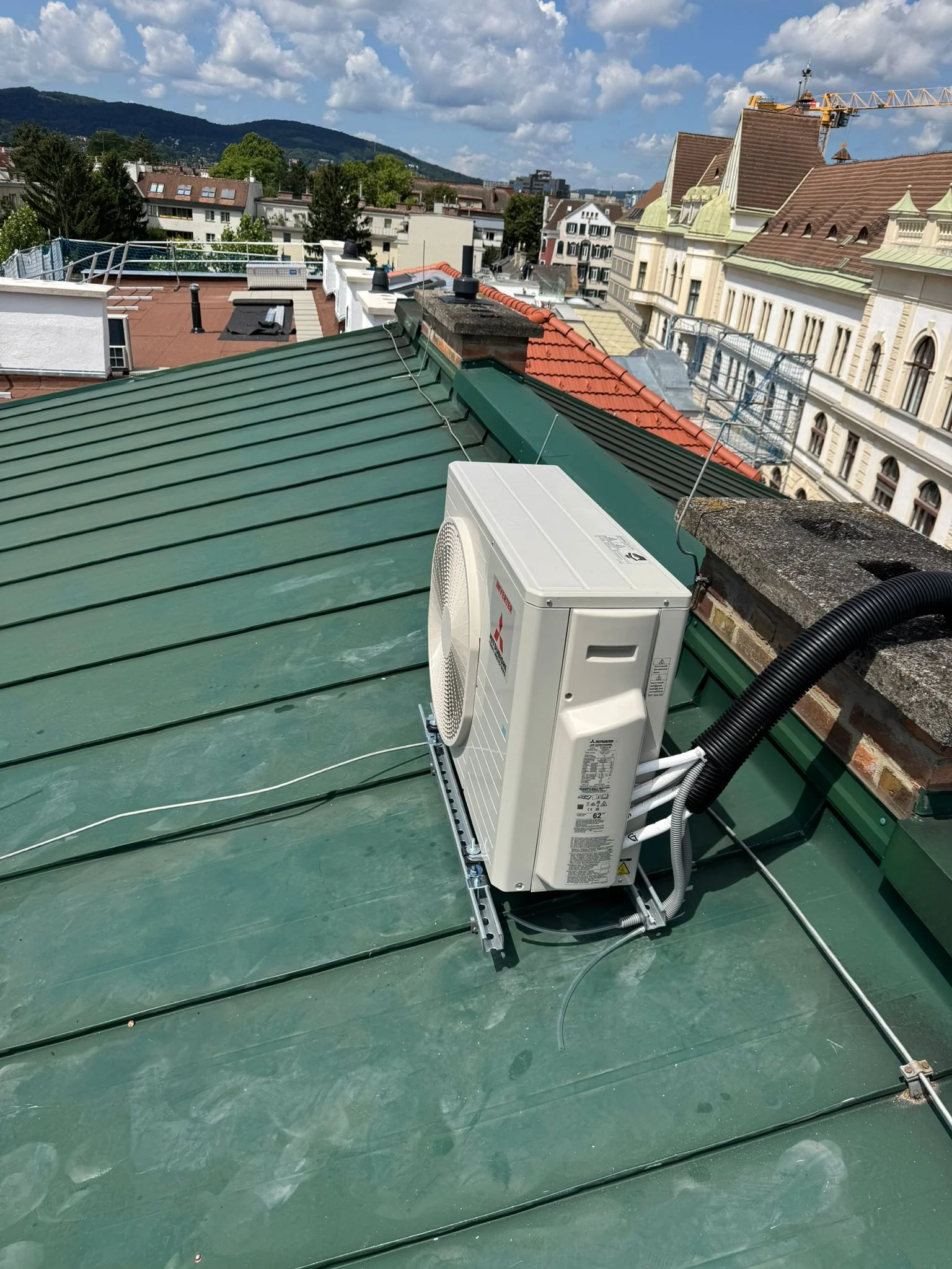 Zufriedener Kunde mit Klimaanlage, Außengerät am Dach von Klimadealer
