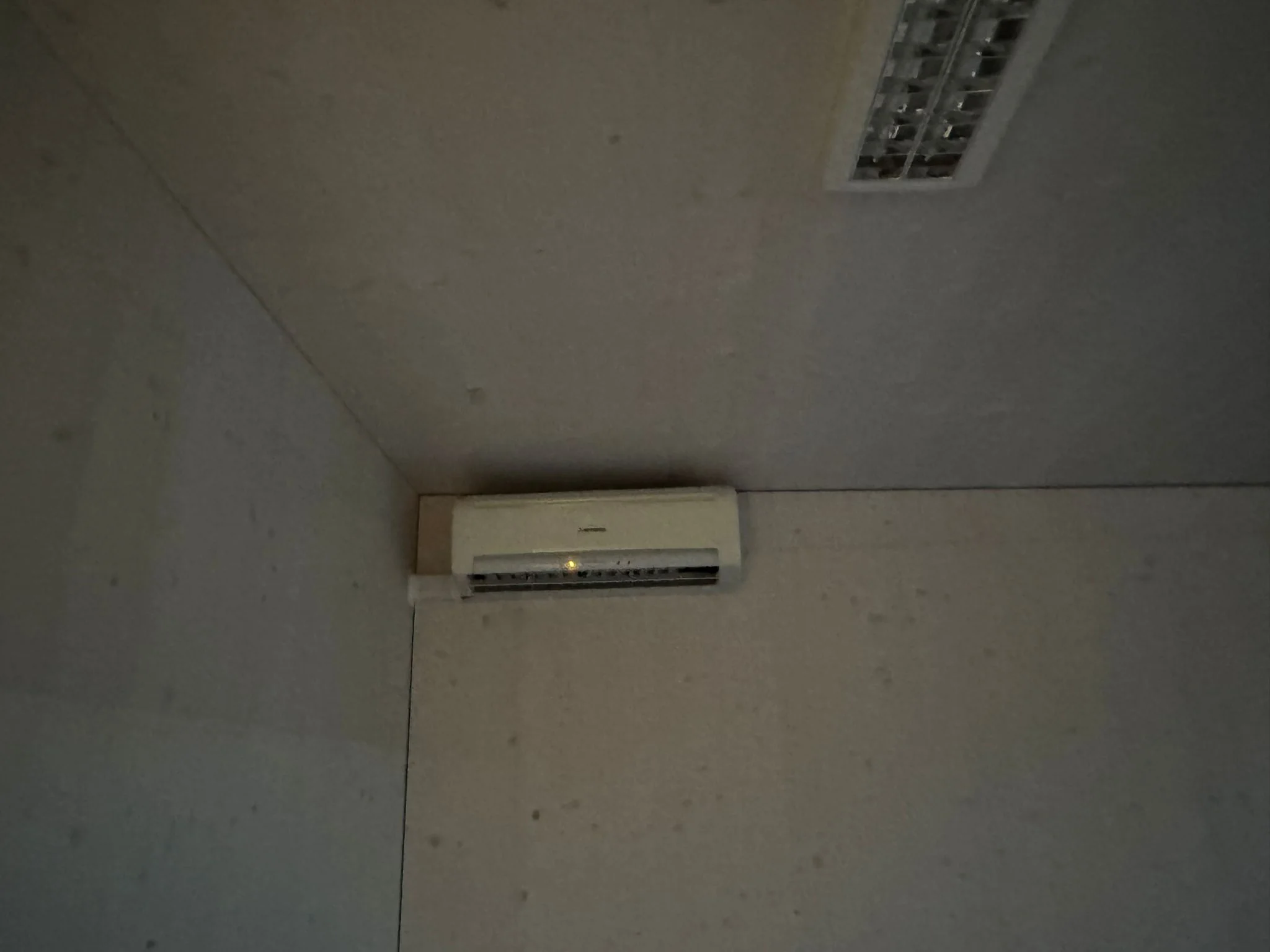 Zufriedener Kunde mit Klimaanlage im Wohnzimmer von Klimadealer